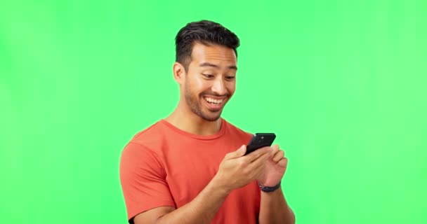 Felice Sorriso Telefono Con Uomo Asiatico Sullo Schermo Verde Social — Video Stock