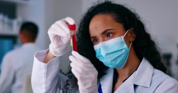 Arcmaszk Vérvizsgálat Tudós Laboratóriumban Vakcina Kutatási Elemzés Tudományos Vizsgálat Vagy — Stock videók