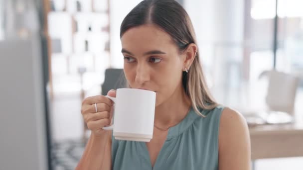 Ordenador Relajarse Mujer Con Café Oficina Descanso Mientras Trabaja Propuesta — Vídeos de Stock