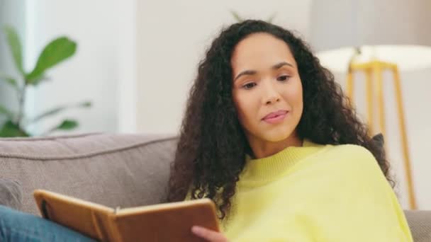 Mujer Relajarse Sofá Con Portátil Smartphone Reír Texto Divertido Meme — Vídeo de stock