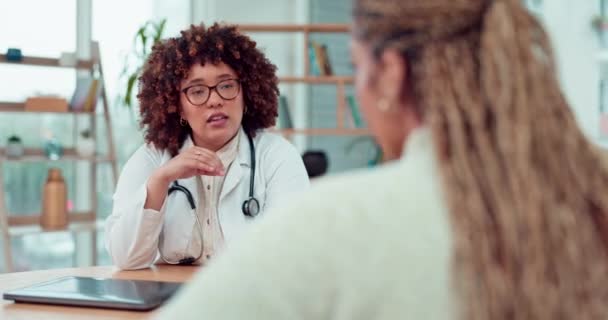Femme Médecin Parlant Patiente Bureau Pour Traitement Infertilité Des Conseils — Video