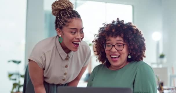 Ноутбук Пять Торжеств Бизнес Женщин Офисе После Выигрыша Лотерею Бонус — стоковое видео