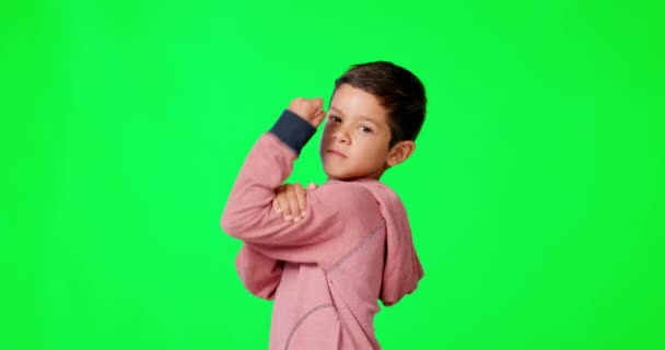 Fuerte Cara Niño Estudio Con Pantalla Verde Flexionando Los Músculos — Vídeos de Stock