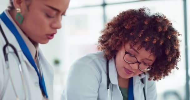 Ομαδική Εργασία Γυναίκες Και Γιατροί Που Μιλάνε Στο Νοσοκομείο Σχεδιάζουν — Αρχείο Βίντεο