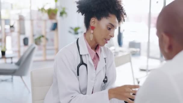 Lekarz Kobieta Tabletka Rozmowa Mężczyzną Pomocy Medycznej Konsultacji Opieki Sanitariuszka — Wideo stockowe