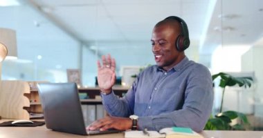 Bilgisayar, video çağrısı ve sanal iletişimde siyahi adam, iş ofisinde webinar veya online toplantı. Mutlu insan, uluslararası destek, konuşma ve müşteri tavsiyesi için laptoptan merhaba diyor.