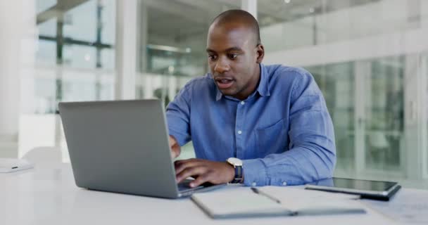 Laptop Ενθουσιασμένος Και Χαρούμενος Μαύρος Άνθρωπος Γιορτάζουν Ipo Έναρξη Χρηματιστηριακές — Αρχείο Βίντεο