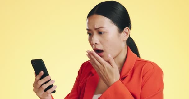 아시아인 소식에 충격받았습니다 스튜디오 배경에 여성들은 메시지 흉내를 스마트폰에서 표정을 — 비디오