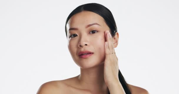 Cuidado Piel Mujer Asiática Cara Tacto Estudio Para Belleza Dermatología — Vídeo de stock