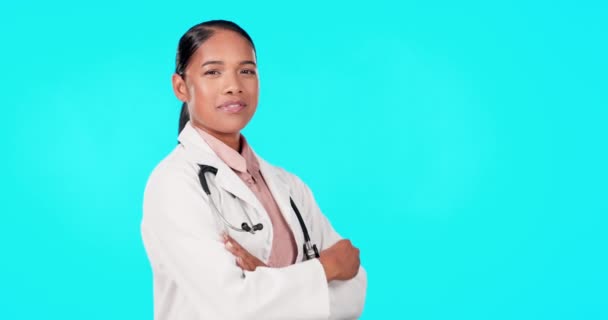 交叉的胳膊 医生和女人微笑在工作室保险 信任和医疗蓝色背景 提供支持 福利和服务的女性员工的模拟空间 医疗保健和肖像 — 图库视频影像