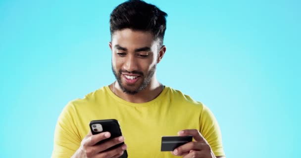 Zakupy Online Podekscytowany Lub Szczęśliwy Człowiek Karty Kredytowej Telefonu Lub — Wideo stockowe