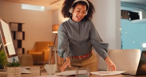 Ευτυχισμένη Γυναίκα Ακουστικά Και Χορό Στο Γραφείο Ρίξει Χαρτί Και — Αρχείο Βίντεο