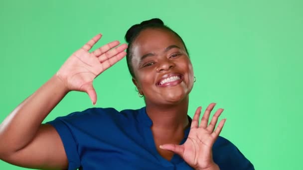 Лицо Руки Рамка Улыбка Черной Женщины Зеленом Экране Студии Изолированы — стоковое видео