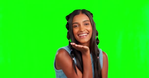 ファッションとスタジオの背景に緑の画面のゲンZの肖像画を持つ幸せなウィンク 顔と女性 若い女性 浮気笑顔とモデル感の幸せ Emojidex 絵文字デックス カスタム絵文字サービスでスタイリッシュな — ストック動画
