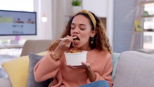 Mujer Comiendo Comida Rápida Fideos Sofá Casa Feliz Por Sabor — Vídeo de stock
