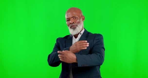 严肃的黑人 手臂交叉 绿色的屏幕和坚定的领导者在工作室的背景 具有技能和信心的非裔美国男性 商界雇员和企业家形象 — 图库视频影像