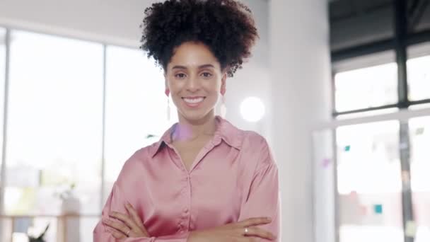 Mulher Negócios Escritório Sorriso Com Braços Cruzados Com Orgulho Trabalho — Vídeo de Stock