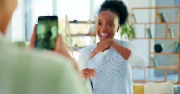 Baile Amigos Mujer Negra Grabar Teléfono Baile Para Los Medios — Vídeo de stock