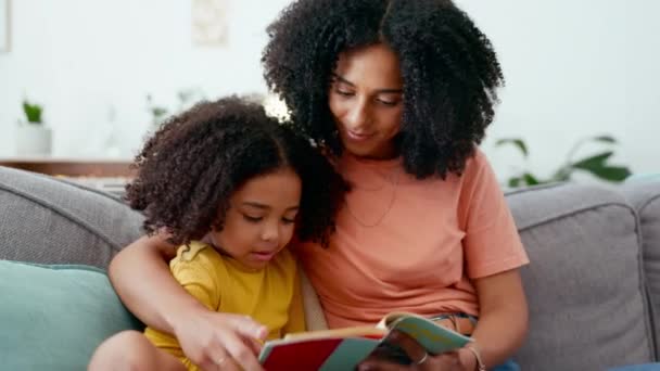 Livro Matemática Mãe Criança Lendo Aprendendo Estudando Para Educação Estudo — Vídeo de Stock