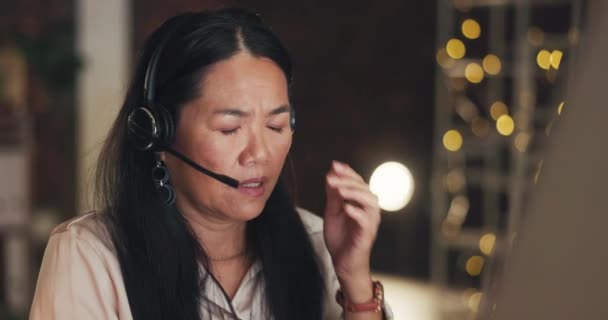 Estrés Burnout Mujer Asiática Centro Llamadas Con Dolor Cabeza Sensación — Vídeo de stock