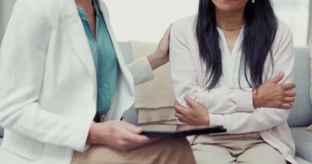 为妇女 病人和有病人的治疗师提供治疗支持 石碑和手 以进行咨询 帮助或咨询 具有诊断或不良结果的心理 移情和心理健康心理学家 — 图库视频影像