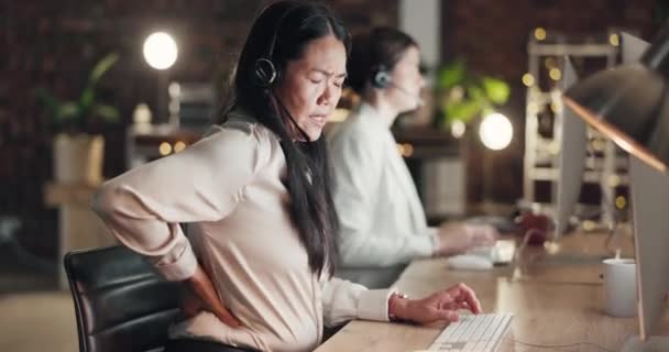 コールセンター 腰痛を持つストレスやアジアの女性 残業で夜遅くにオフィスの仕事で疲れや悪い痛み 姿勢の問題 筋肉の緊張の事故や緊急時にストレスのかかる労働者 — ストック動画