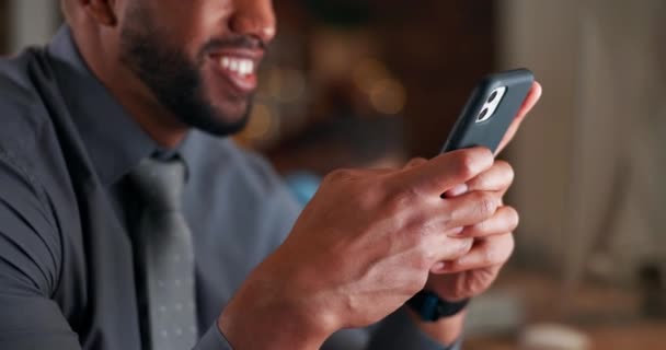 Adamı Geceleri Elleri Telefonu Sosyal Medya Iletişim Ofiste Sohbet Için — Stok video