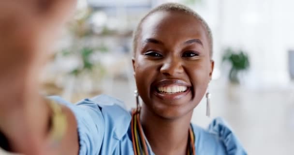 Yüz Selfie Öpücüğü Ofisinde Barış Işareti Olan Siyahi Bir Kadın — Stok video