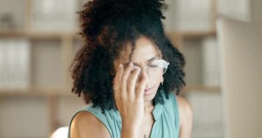 Baş ağrısı, stres ve bilgisayardaki kadın endişe içinde, 404 problem ve gözlük ağrısı. Fazla mesai, tükenmiş ve hayal kırıklığına uğramış masaüstü bilgisayarı çalışanı, yorgunluk ve beyin bulantısı.