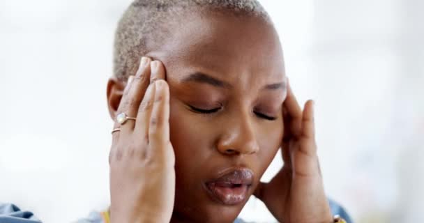Hoofdpijn Pijn Zwarte Vrouw Met Migraine Kantoor Misselijkheid Vermoeidheid Geestelijke — Stockvideo