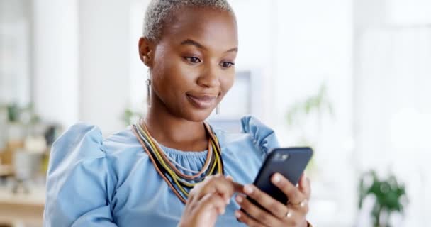 Ofiste Siyahi Bir Kadının Telefon Daktilo Gülümsemesi Yerinde Mesajlaşması Sosyal — Stok video