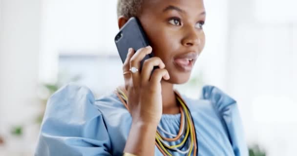 時間と黒の女性のオフィスで話して チャットやスケジュールに連絡を話す ビジネスコミュニケーションやディスカッションのためのスマートフォンを持つ携帯電話 幸せなアフリカの女性 — ストック動画