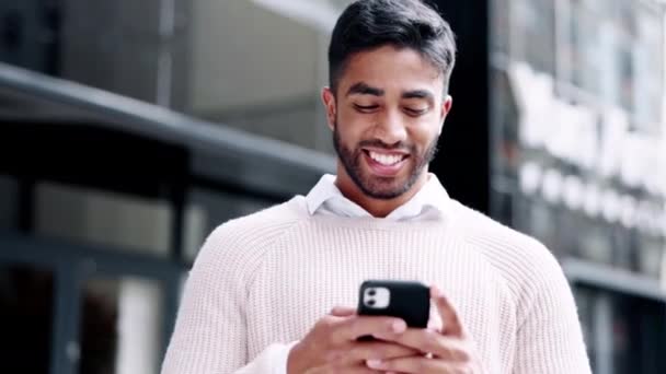 Telefoon Typen Man Glimlach Stad Sociale Media Online Dating Stedelijke — Stockvideo