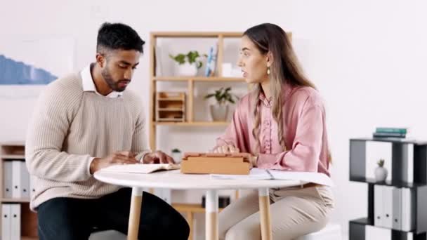 Adamları Tablet Işbirliği Çalışma Belgeleri Tartışmalı Bir Ofiste Kontrat Şirket — Stok video