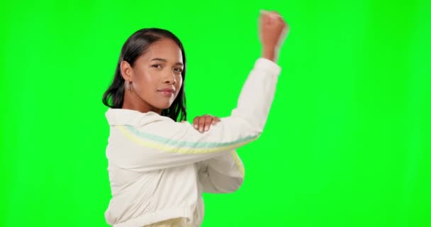 在演播室里 绿色屏幕和女性柔韧的臂膀 赋予女性权力 动力和模拟空间 肌肉柔韧 强壮女孩的力量和形象 两性平等和幸福 — 图库视频影像