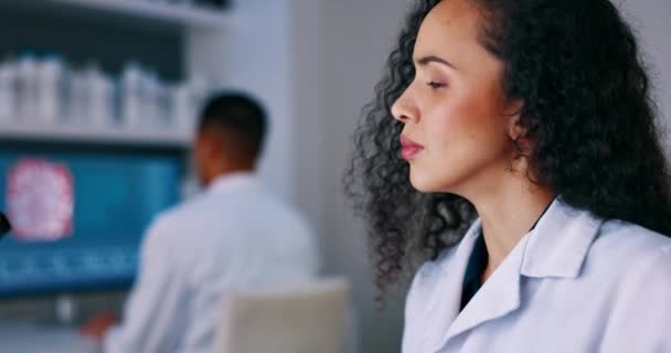 Стресс Тревога Женщина Головной Болью Лаборатории Уставший Подавленный Ученый Работает — стоковое видео