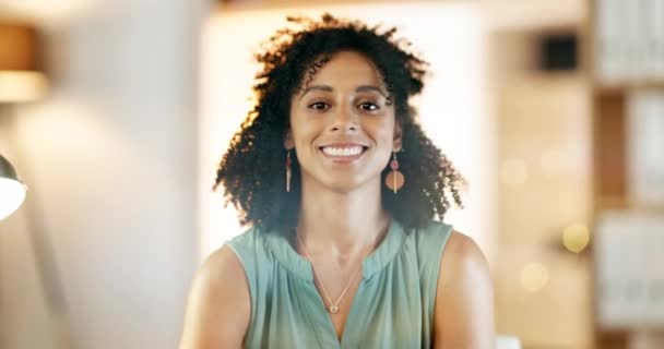 Yüz Kadın Ofiste Başarı Gururlu Kendine Güvenen Bir Çalışan Motivasyon — Stok video