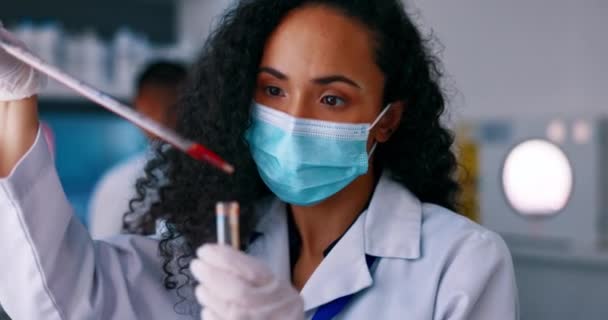 Yüz Maskesi Bilim Adamı Aşı Araştırması Için Kan Testi Tüpü — Stok video