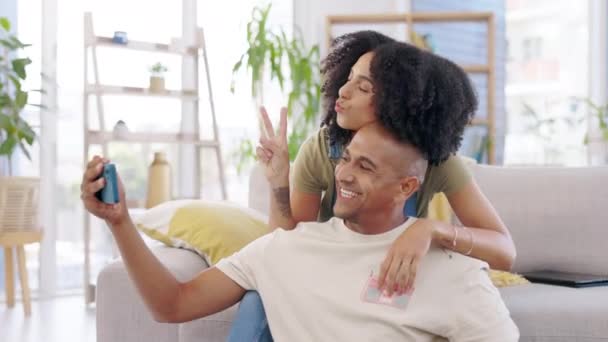 Couple Selfie Peace Sign Kiss Home Living Room Bonding Care — Stock Video