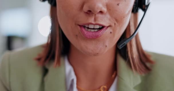 电话销售 技术支持或电子商务通信的呼叫中心 嘴和妇女 代理或顾问 快乐呼叫中心的人在耳机上聊天或说话 进行电信服务聊天 — 图库视频影像