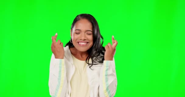 Щаслива Жінка Пальці Схрестилися Схвильовані Зеленому Екрані Фоні Студії Удачу — стокове відео