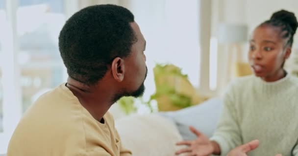 黑人夫妻 在家里客厅里的沙发上争论和交谈 有分歧 有冲突 也有离婚 非洲裔美国男人和女人在沙发上为交流 意见不合或争论而斗争 这让他们感到很不安 — 图库视频影像