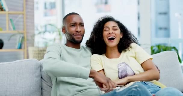 Tertawa Popcorn Dan Pasangan Menonton Rumah Ikatan Dan Menikmati Film — Stok Video