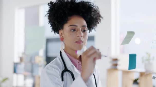 Lekarz Kobieta Pisanie Planowania Harmonogramu Opieki Zdrowotnej Lub Zadań Szklanej — Wideo stockowe