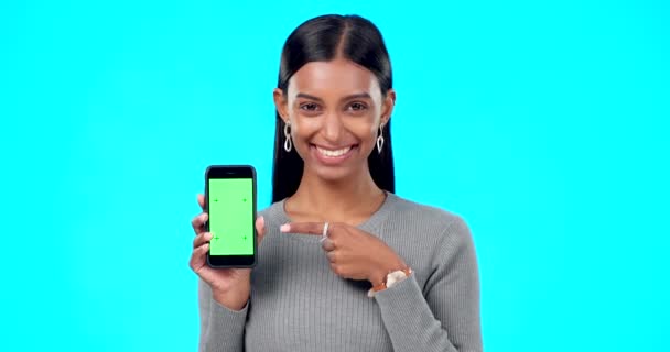 女人一边指指点点一边打电话给绿色屏幕模型 一边笑着 用手为网站空间做广告 面对印度女模特 带着智能手机来做品牌应用 标志或Ux 同时又开心又兴奋 — 图库视频影像