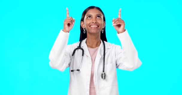 病院の医師 スタジオ 幸せな女性は 医療振興 医療通知やクリニック発表のモックアップでポイント 看護師の肖像画 広告外科医と青の背景にマーケティング担当者 — ストック動画
