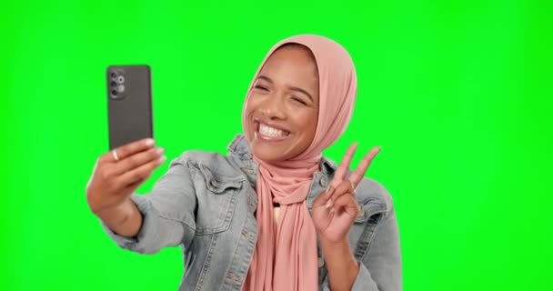 Mulher Muçulmana Feliz Selfie Tela Verde Com Paz Beijo Rosto — Vídeo de Stock