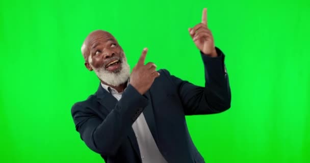 スタジオの背景に隔離された緑のスクリーンを指差している黒人と顔を見せる クロマキーを背景にモックアップ空間を求めるアフリカの高齢者の幸せ 探して肖像画 — ストック動画