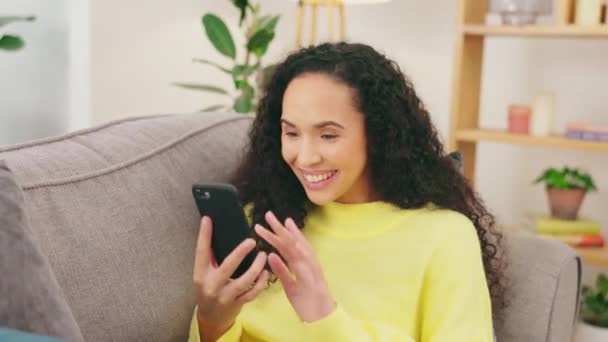 Γυναίκα Smartphone Και Βιντεοκλήση Συνομιλία Και Ενθουσιασμένοι Ευτυχισμένοι Και Χαλαρώσετε — Αρχείο Βίντεο