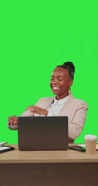 Czarna Kobieta Laptop Relaks Przy Biurku Zielonym Ekranie Dla Biznesu — Wideo stockowe